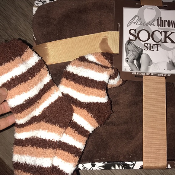 NIB Plush Throw & Sock Gift Set - Picture 4 of 6